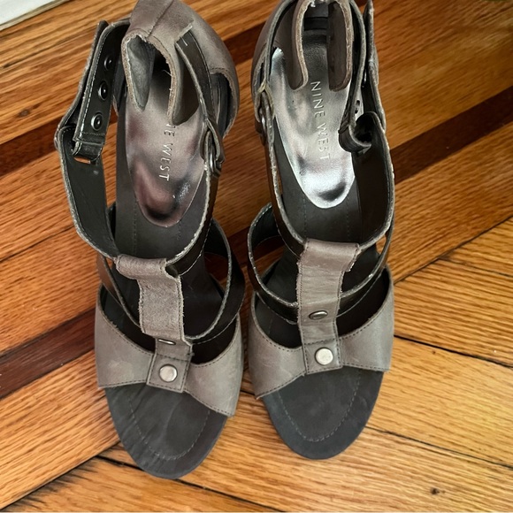 Nine West metallic leather 7-1/2 heels - Picture 2 of 6